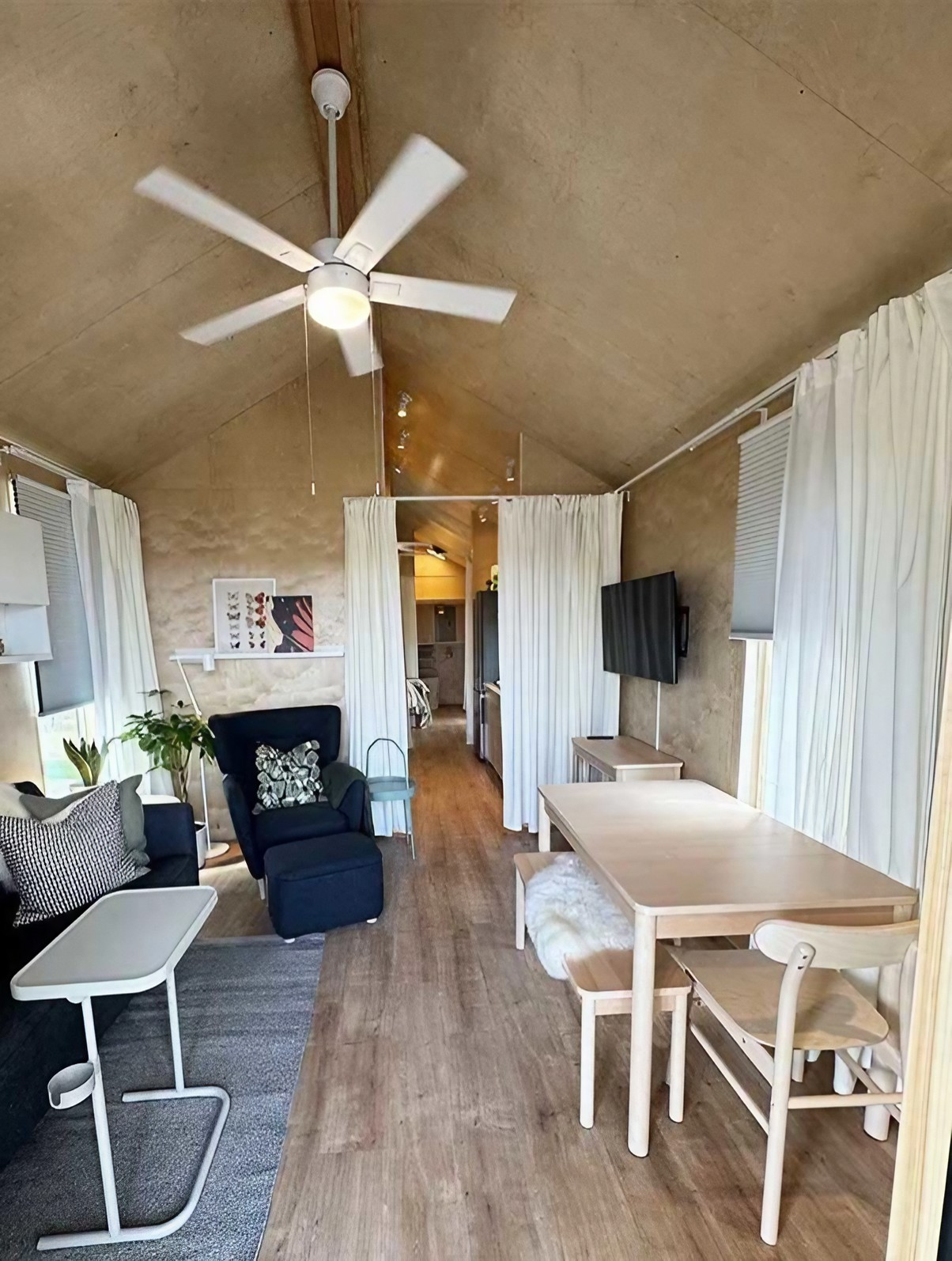 Système de rideaux modulables pour séparer les espaces dans la tiny house IKEA