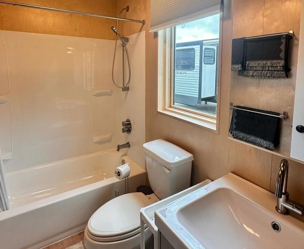 Salle de bain complète avec baignoire dans la petite maison IKEA de 34m²
